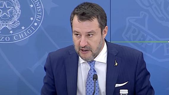 Serie B: il vicepresidente del Consiglio Matteo Salvini posa col nuovo pallone 
