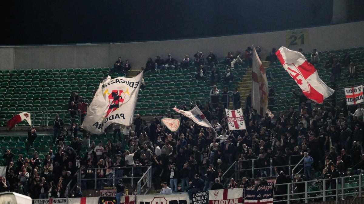 Padova, gli ultras su Facebook: "Rimarremo fuori finchè la curva non sarà aperta"