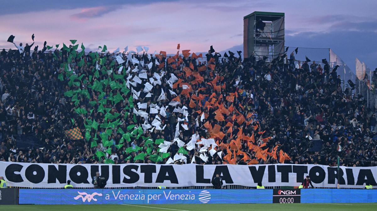 Serie B, i finali delle partite iniziate alle 15: il Monza frena a Catanzaro, il Venezia ipoteca la A. Bari forza tre, Mantova ok. Crolla la Reggiana