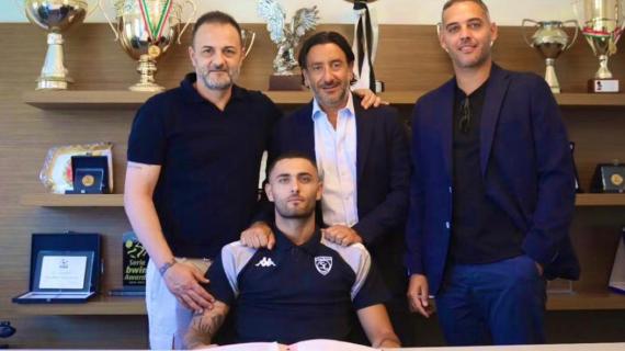 FOTO TB - Schira: "Spezia, ecco 'El Tiburon' Artistico all'atto della firma del contratto"