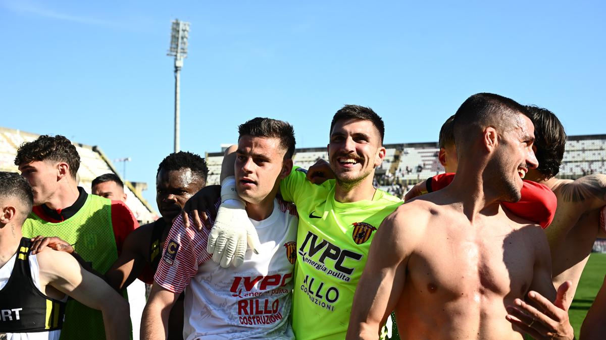 Il Mattino - Benevento in serie B, in città esplode la gioia: bandiere, caroselli e fuochi al Vigorito