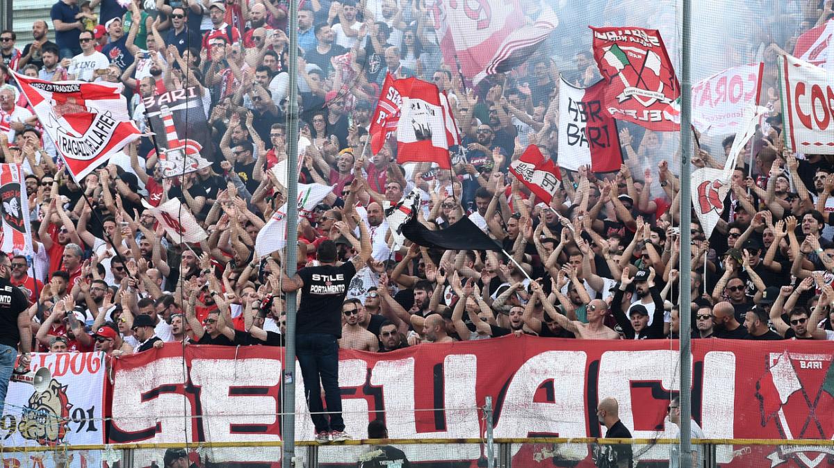 GazzSport - Bari, così è un incubo. Contestazione dei 700 tifosi, polizia in campo