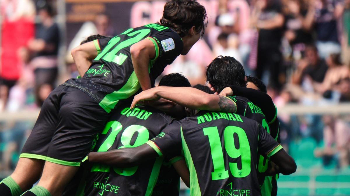 Playoff Serie B, Catanzaro-Palermo 3-0: Iemmello e Liberali fanno sognare il 'Ceravolo'