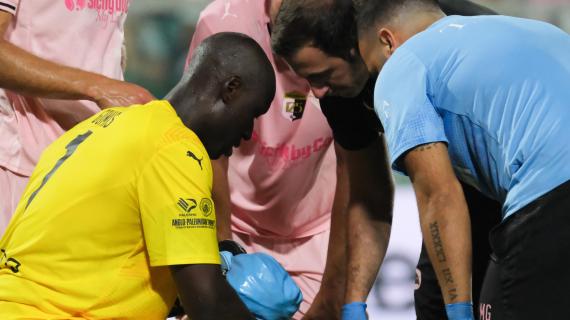 Palermo, non c'è pace per Gomis: fratturato il radio del braccio destro