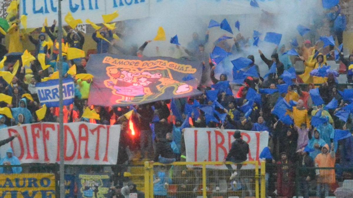 QS - La Curva Nord torna a spingere la Carrarese. Maglia 'special edition' contro l’Entella