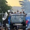 Il Como sfila per le strade della città e i tifosi chiedono a Nico Paz di restare:...