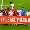 Spagna, Diakhaby boicotta il messaggio anti-razzista prima della partita: i motivi