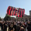 Funerali Baresi, l'uscita del feretro dalla basilica accompagnato dai suoi compagni tra i cori dei tifosi
