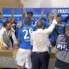 Napoli, irruzione della squadra in conferenza stampa: champagne e bombolette su Conte...