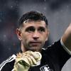 Argentina, apprensione per Dibu Martinez: dito della mano fratturato prima dei Mondiali...