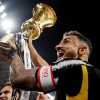 La Coppa Italia è arrivata a Torino. Le immagini del trofeo portato da capitan Danilo