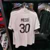 A Parigi nello store del PSG. Dove vendono ancora le maglie di Messi e Mbappè