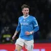 Visita stellare per McTominay e la Scozia: Gordon Ramsay all'allenamento, con un regalo
