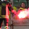 Petardi e torce lanciati in campo in Frosinone-Pescara: due vigili del fuoco al pronto...