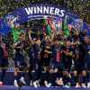 Il bacio di Donnarumma, la gioia di Luis Enrique: le foto della premiazione del PSG...