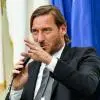 Totti risponde a una domanda sul derby del 26 maggio 2013: "Che è? Così mi sembri laziale..."