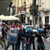 Napoli, scontri tra i tifosi azzurri e quelli dello Sporting CP: le immagini