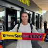 Lecce, ecco Camarda! L'attaccante del Milan arrivato in Salento, domani le visite