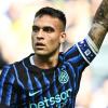 Inter premiata per il 21° scudetto: Lautaro e Chivu alzano il trofeo assieme