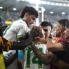 Arrivo trionfale della Roma a Fiumicino: bagno di folla e abbraccio ad El Shaarawy...
