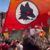 VIDEO - Roma, tifosi giallorossi in zona Olimpico. Cori e bandiere in vista della finale di EL