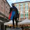 Pisa in A, in città non si placa la festa: sciarpa nerazzurra sulla statua di Galilei