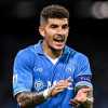 Di Lorenzo alza il trofeo della Serie A. Seconda volta da capitano del Napoli, come...