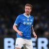 Il Napoli riapre la gara col Milan: Estupinan espulso, De Bruyne trasforma il rigore...