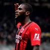 Kessié ma che fai? L'ex Milan scambia l'arbitro per un avversario e manda ko con...