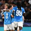 Due assist De Bruyne, due gol Hojlund e la mano di Milinkovic: il Napoli batte 2-1 lo Sporting