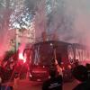 Tifosi dell'Atalanta già carichi: fiaccolata ad accogliere il pullman. E coro per...