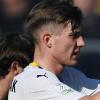 Parma corsaro a Pisa: decide un rigore di Benedyczak. Espulso Nzola nel finale
