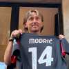 Che entusiasmo al Milan Store per Modric: 1.500 tifosi, Luka lancia la maglia