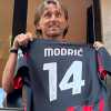 Le immagini dell''assalto' dei tifosi a Modric: cori e autografi al Milan Store