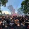 Milan, le immagini del corteo dei tifosi: cori, fumogeni e tanto entusiasmo