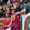 La Roma trionfa nel derby, sugli spalti dell'Olimpico tifosi scatenati: tutti gli...