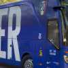 Barcellona-Inter, lancio di bottiglie contro il pullman nerazzurro allo stadio: le immagini