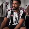 Juventus, ecco la nuova maglia: effetto codice a barre e inserti rosa