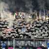 Brescia, caos e scontri anche fuori dallo stadio: auto in fiamme e polizia in assetto antisommossa