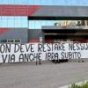 I tifosi non si accontentano, nuovo striscione a Casa Milan: "Via anche Ibrahimovic, subito"