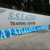 Lazio, Sarri accolto a Formello dallo striscione "La Lazialità ti invade. Maurizio...