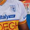 Lecce, presentata la maglia da trasferta: base bianca con dettagli blu e richiami...