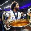 Marcelo dice addio: inneggiato dai tifosi del Real. L'inchino di Modric e la maglia iconica