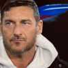 Roma, l'ex capitano Francesco Totti a bordocampo per caricare la squadra nel riscaldamento