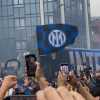 Inter-Barcellona, che entusiasmo fuori da San Siro! L'arrivo del pullman dei nerazzurri
