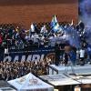 Inter, le immagini del pullman scoperto: sfottò al Milan e Dumfries mattatore
