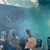 Il pullman del Napoli arriva allo stadio, atmosfera pazzesca al Maradona: le immagini...