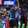 Inter, le immagini della festa in campo: premiazione all’ultima in casa. E piazza Duomo è piena