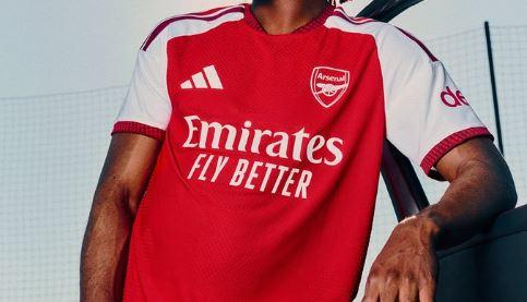Arsenal, svelata la maglia 2026/27: "Tributo a due decenni di iconica eredità dei Gunners"