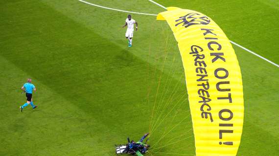 "Atto sconsiderato, diverse persone ferite". UEFA contro il paracadutista di Francia-Germania